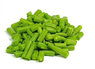 Geschnittene grüne Bohnen vor weißem Hintergrund