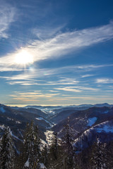 Fototapeta na wymiar Wandern im Winterwunderland auf dem Feldberg bei strahlendem Sonnenschein