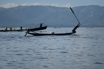 Rybak z Inle Lake uderzający wiosłem o taflę wody. © marcin
