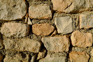 Mur de pierre au soleil
