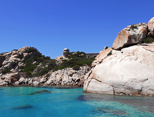 Fototapeta na wymiar bei panorami estivi de l'isola de La maddalena, tra verde, rocce e mare limpido