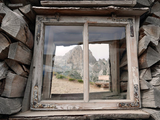 cime montuose si intravedono dalla finestra di una baita di montagna