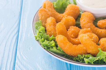 Shrimps in batter with sauce and lime