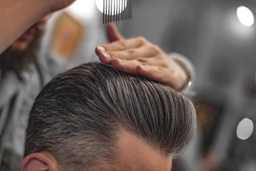Wandcirkels aluminium Kapper doet haarstyling. Haarverzorging voor mannen. © callisto