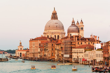 Naklejka premium Zachód słońca na Canal Grande z Bazyliką Santa Maria della Salute w Wenecji, Włochy