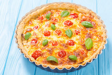 Chicken Quiche lorraine with mushrooms , tomatoes and cheese