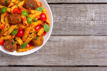 Penne pasta salad with asparagus , tomatoes and peas