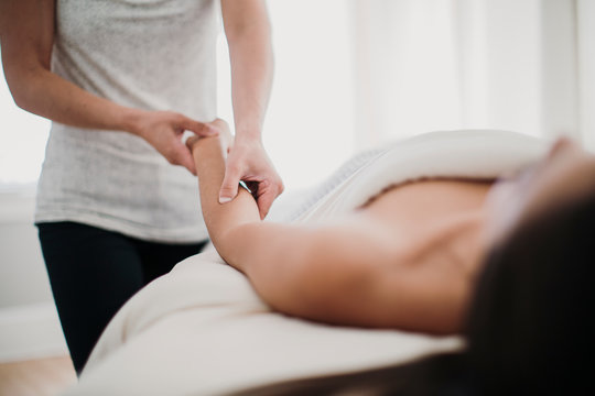A woman gets a massage from a therapist in a relaxing environment