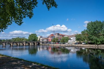 Obraz premium Rio Tamega en la ciudad de Chaves, Norte de Portugal.