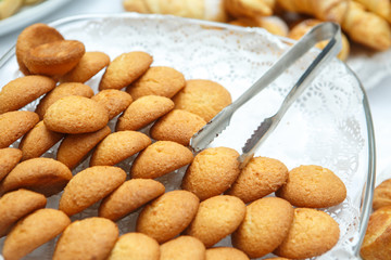 Many cookies are on the tray