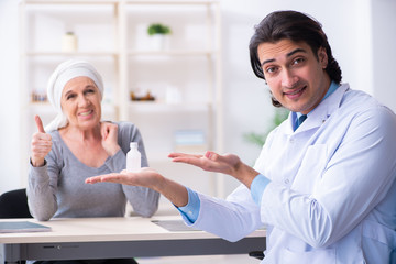 Obraz premium Young male doctor and female oncology patient