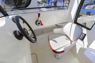 Motor boat steering wheel with throttle control