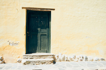 puerta verde en pared amarilla argentina