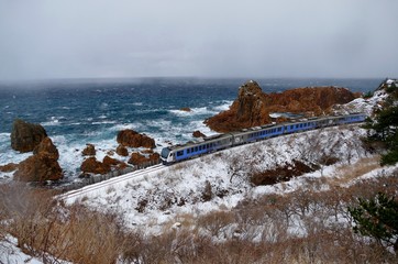 《五能線が走る風景（冬）》青森県深浦町
