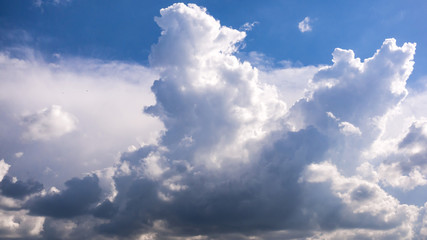 Obraz premium Columns of storm clouds climb high into the sky(Cumulonimbus)