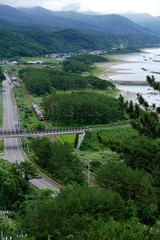 Fototapeta premium 《五能線が走る風景（曇り雨）》青森県深浦町