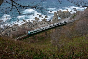 《五能線が走る風景（曇り雨）》青森県深浦町