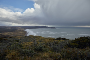 paisaje de la costa de ushuaia nublado