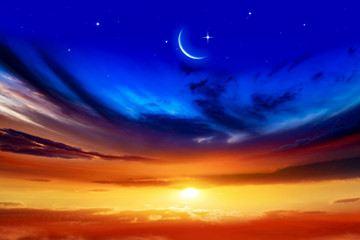 Fototapeta premium Piękne ciemne puszyste pochmurne niebo z promieniami słońca. Półksiężyc z pięknym tle zachodu słońca. Hojny Ramadan. Nów. Czas modlitwy.