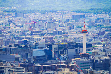 Fototapeta premium [日本の観光イメージ] 京都市街の京都駅と京都タワー周辺を東山から望むシーン
