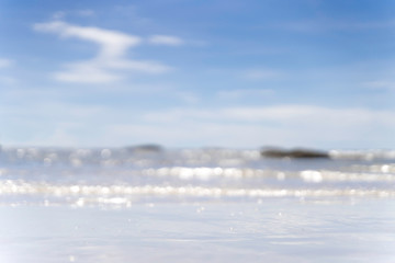 Obraz premium Blurred of beautiful tropical beach with clouds and blue sky for background.
