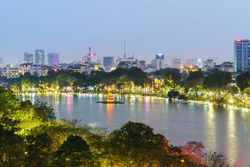 Obraz premium Aerial skyline view of Hoan Kiem lake or Ho Guom, Sword lake. Hoan Kiem is center of Hanoi city. Hanoi cityscape.