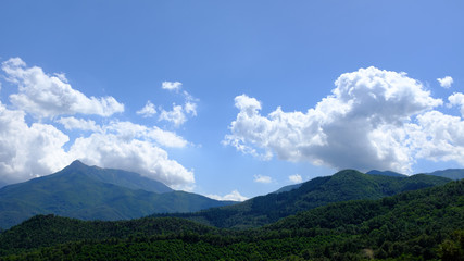 Obraz premium Mountain landscape with lonely clouds on a blue sky