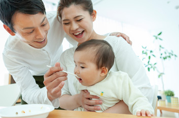 Obraz premium 食事をする赤ちゃん