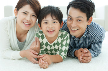 寝転ぶ家族3人