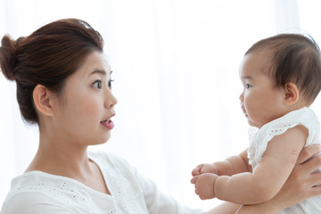 見つめ合う母親と赤ちゃん