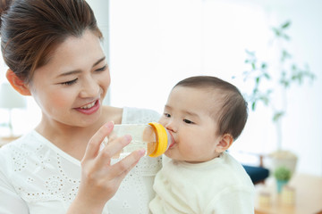 Obraz na płótnie Canvas 哺乳瓶で飲む赤ちゃん