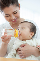 哺乳瓶で飲む赤ちゃん
