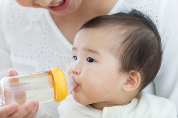 哺乳瓶で飲む赤ちゃん