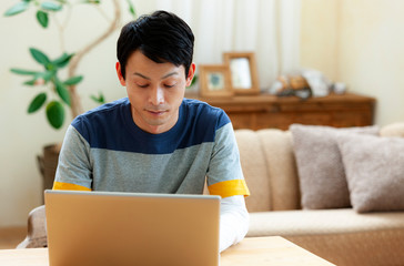パソコンをする男性