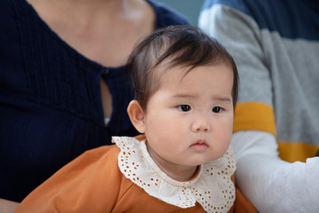 赤ちゃんを抱く夫婦