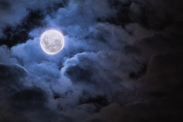 Naklejka na ściany i meble Luna llena y nubes