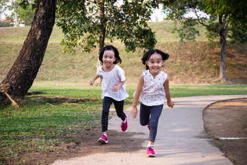 Obraz premium Asian Little Chinese Sisters running happily