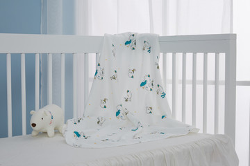 Baby crib with white and soft cushions Let the baby grow up healthily and happily, and have good sleep quality