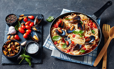 Spaghetti with Mussels in a Tomato Sauce