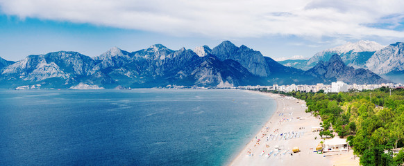 Fototapeta premium Panoramiczny widok na plażę Konyaalti i Morze Śródziemne na tle gór w Antalya, Turcja
