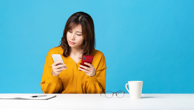 スマホを比較する女性