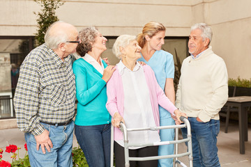 Senioren Gruppe und Pflegekraft im Gespräch