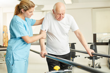Physiotherapeutin hilft Senior beim Lauftraining