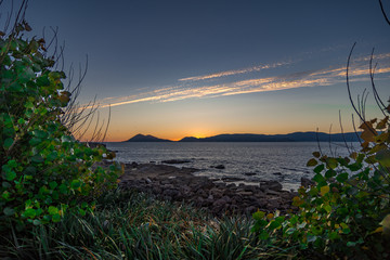 Tranquilidad Dorada: Puesta de sol sobre el mar en Monte Louro, Galicia, España
