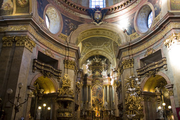 Fototapeta na wymiar Luxury interior of St Peter Church (Peterskirche) in Vienna