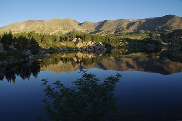 Fototapeta na wymiar Massif du Carlit dans les pyrénées orientales avec étang ou lac le matin levant