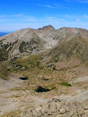 massif du canigou dans les pyrénées depuis le vallespir avec ses étangs