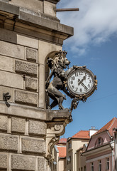 ozdobny zegar na fasadzie budynku 