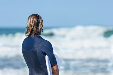 LACANAU (Gironde, France), surfeur sur la plage