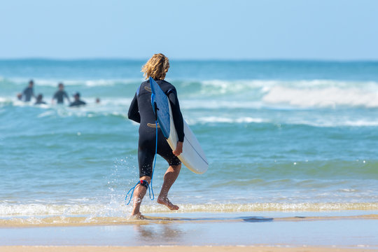 LACANAU (Gironde, France), surfeur sur la plage